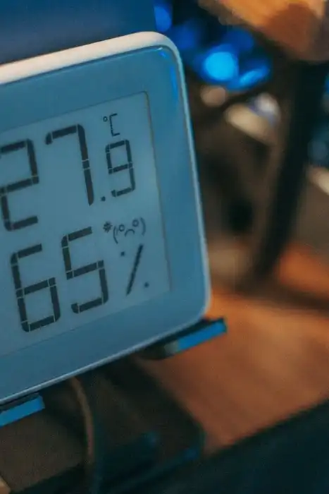 A digital hygrometer displays indoor temperature and relative humidity.